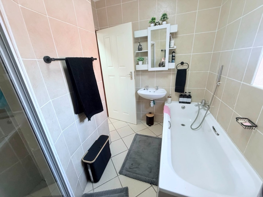 2 Bedroom Property for Sale in Windsor Park Eastern Cape